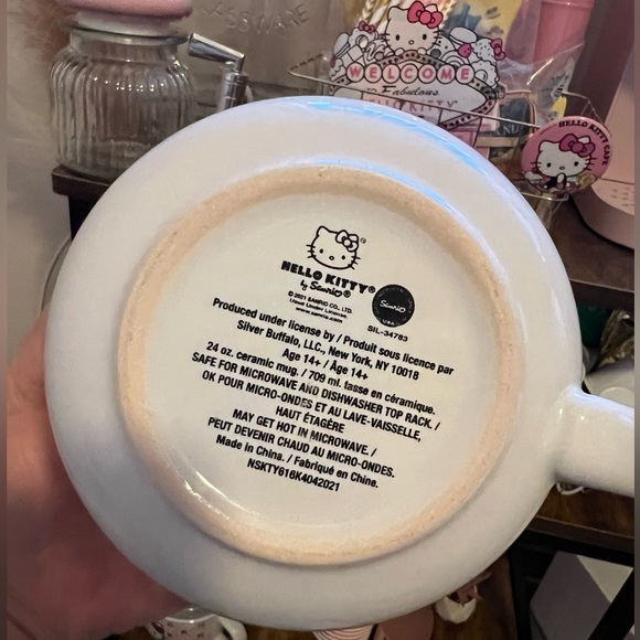 Hello Kitty Ceramic Mug with lid - Picture 4 of 8